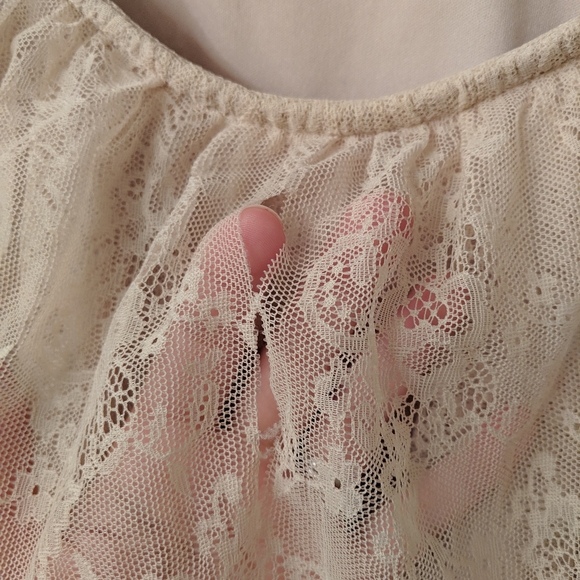 4/$20 ELLE lace top size L - Picture 2 of 6